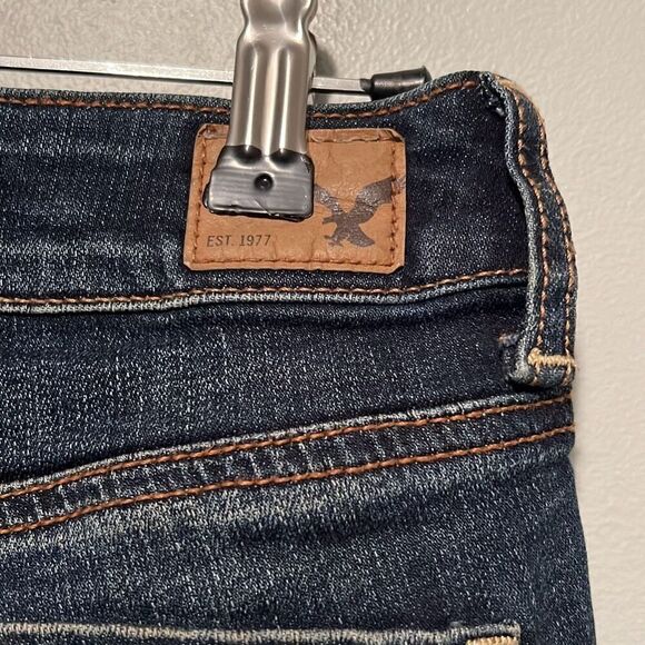 American Eagle Women's Blue Five Pocket Denim Shortie Cut Off Shorts Size 2 - Picture 5 of 7